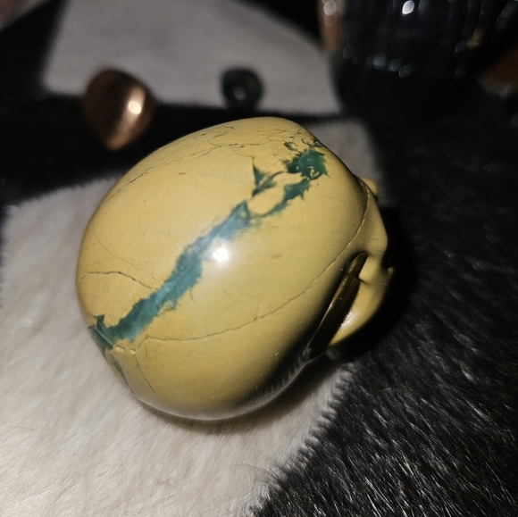 Yellow fuchsite skull 2 inch. - Picture 2 of 4